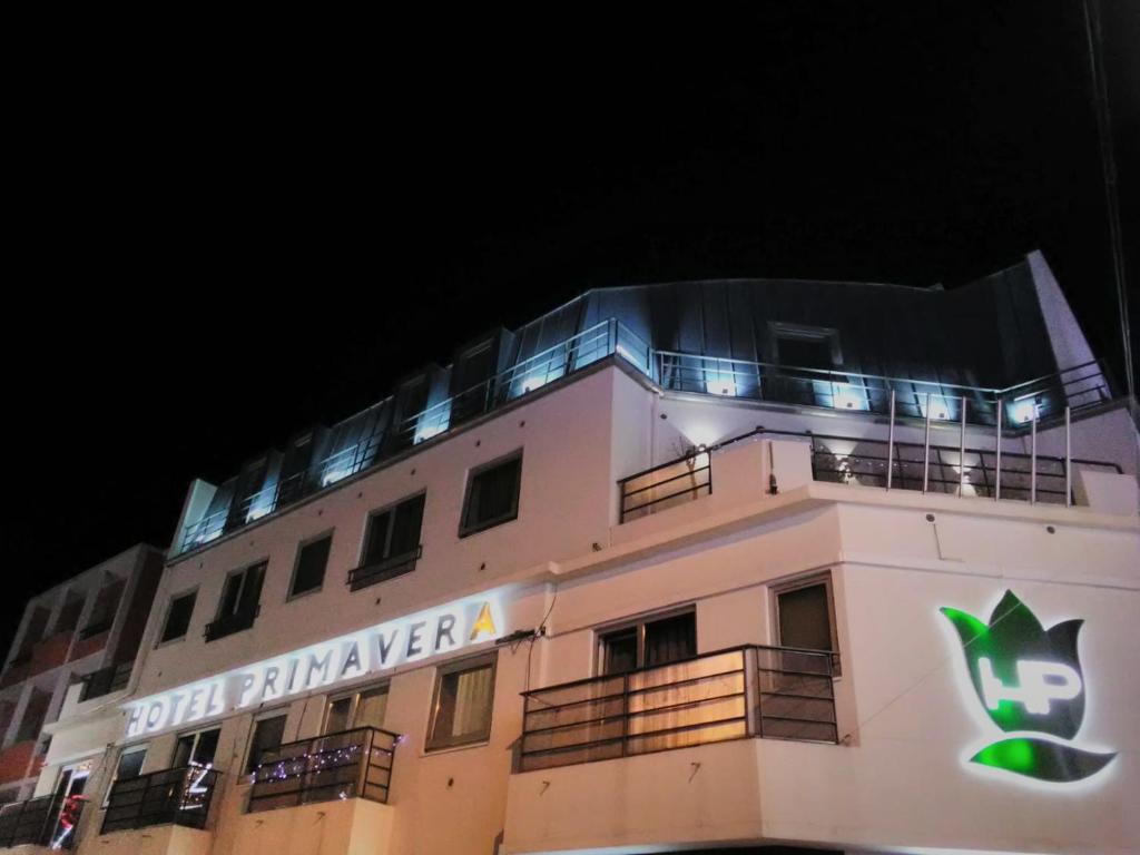 un edificio con un cartel en el costado en Hotel Primavera, en Amadora