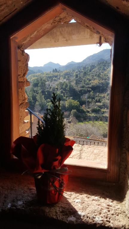 A general mountain view or a mountain view taken from a hosteleket