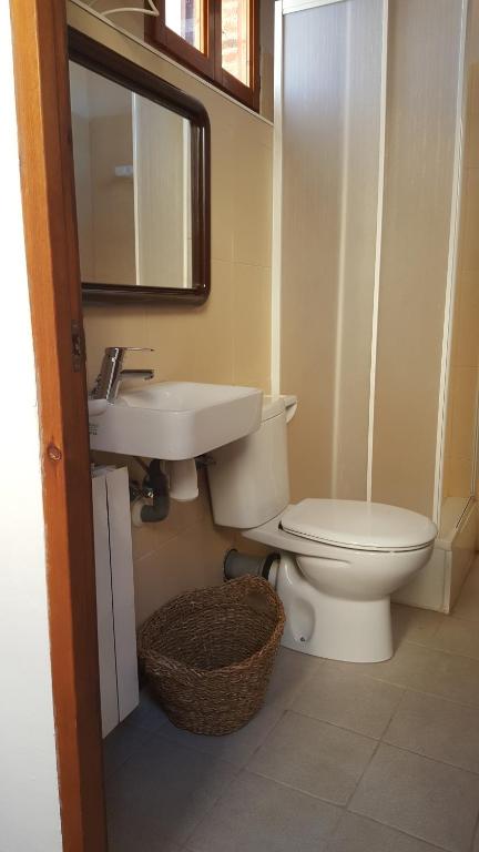 A bathroom at espai Abadia La Trilla