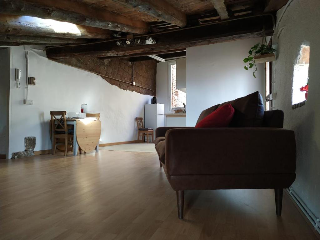 A seating area at espai Abadia La Trilla