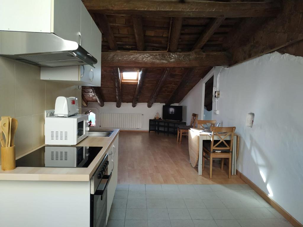 A kitchen or kitchenette at espai Abadia La Trilla