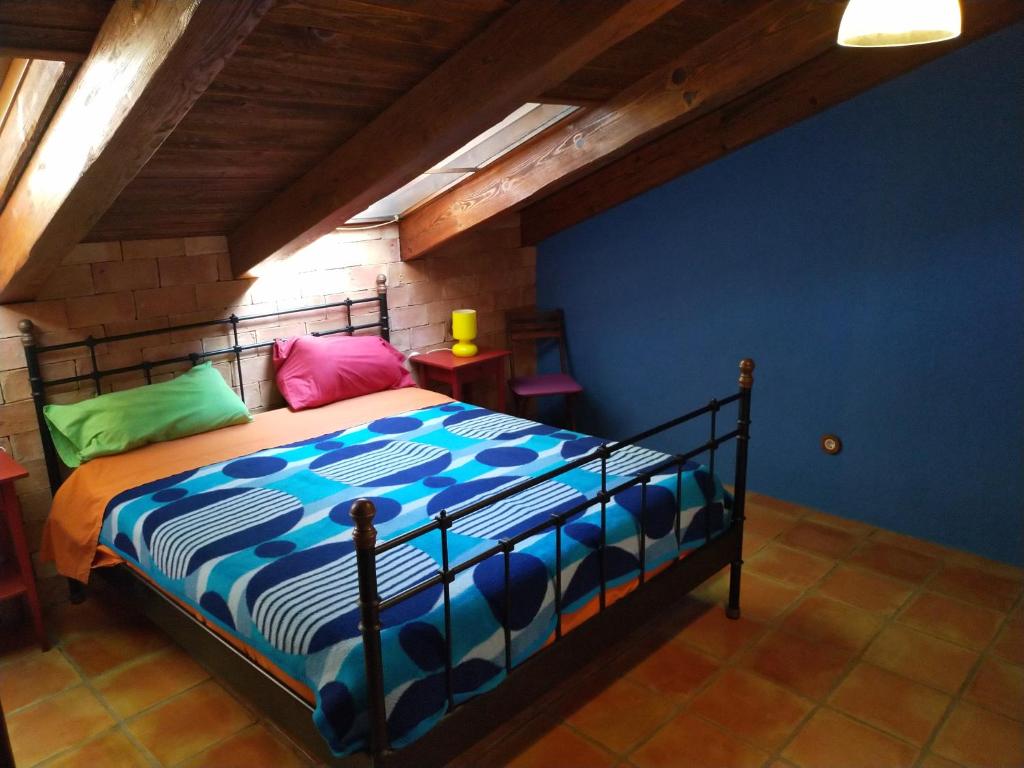 ロス・ベロネスにあるCasa Rural Calblanque Las Jordanasのベッドルーム(ベッド付)1室(屋根裏部屋)