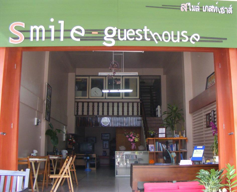 una casa de huéspedes sonriente con un cartel en la puerta en Smile Guesthouse Krabi, en Krabi
