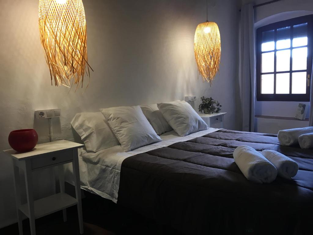 A bed or beds in a room at espai Abadia La Trilla