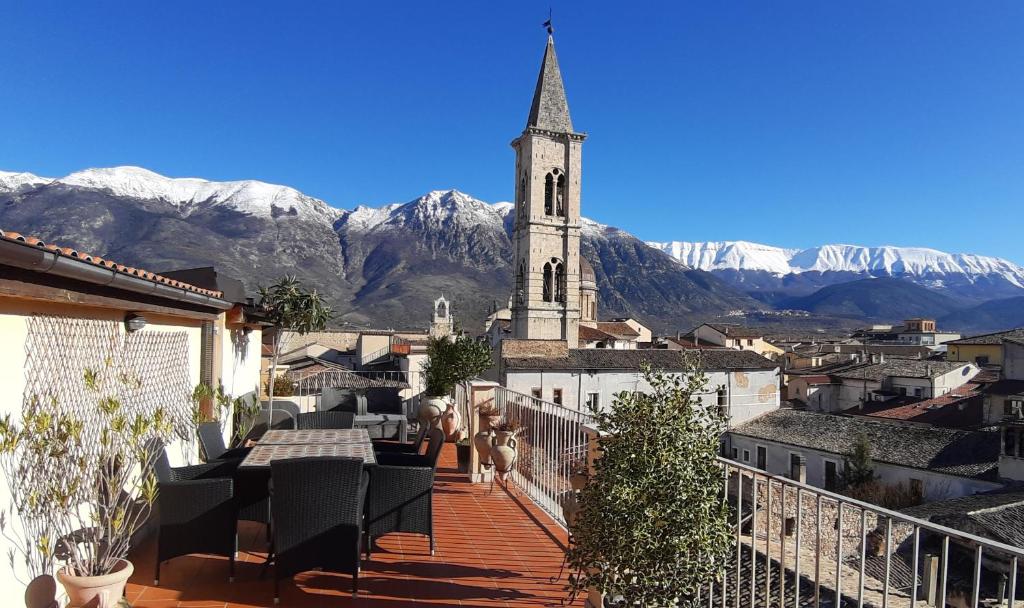 een uitzicht op een stad met een kerk en bergen bij Legacy in Sulmona