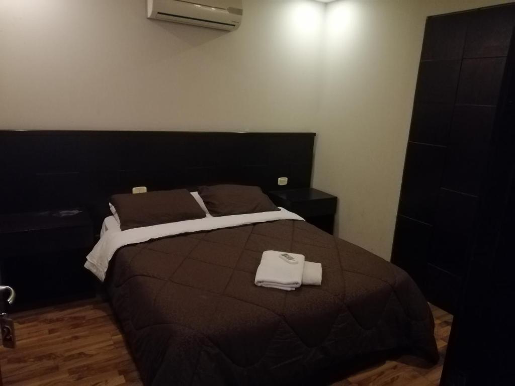 Postel nebo postele na pokoji v ubytování Madaba Hotel