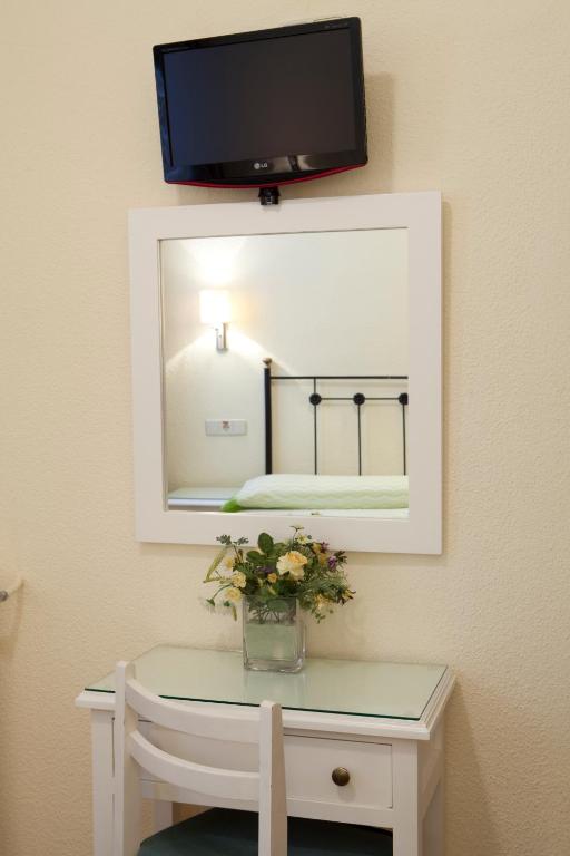 TV a/nebo společenská místnost v ubytování Hostal Los Alpes