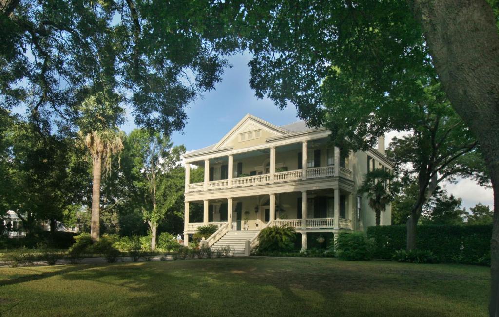 una gran casa blanca con un gran patio en Noble Inns, en San Antonio