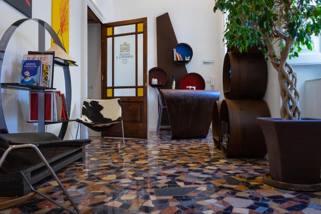 sala de estar con suelo de baldosa y sillas en Palazzo il Convento en Nápoles