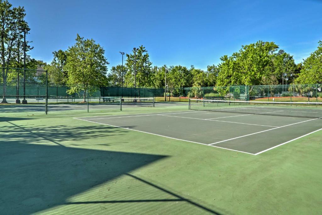 um campo de ténis com duas raquetes de ténis em South Myrtle Condo with Balcony - Walk to the Beach! em Myrtle Beach