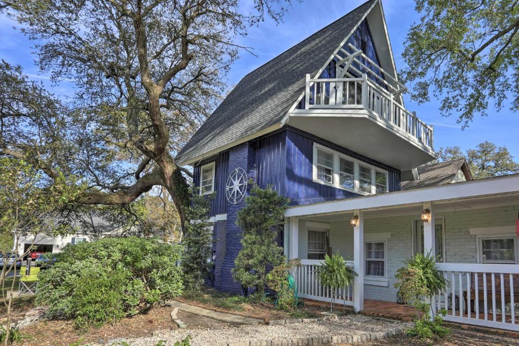 een blauw huis met een gambrel dak bij Coastal, Walkable Home in Historic Southport! in Southport