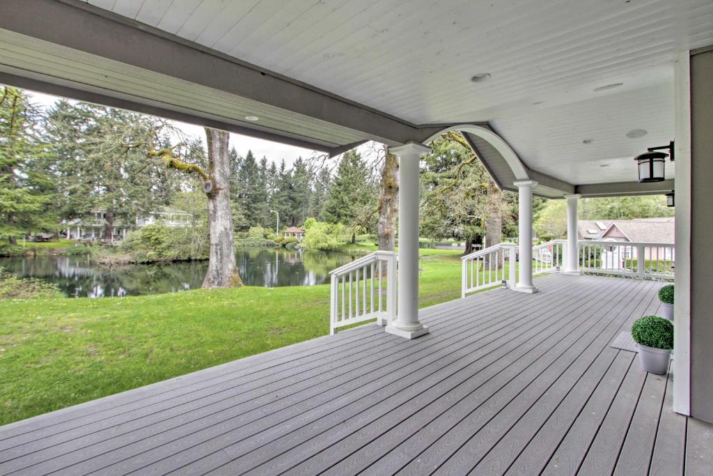 Contemporary Cottage with Deck and Pond!, Bijgewerkte