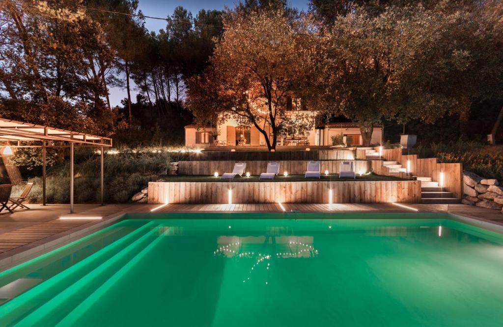 - une piscine dans un jardin avec une fontaine dans l'établissement Le Répertoire - Maison Andréa, à Pernes-les-Fontaines