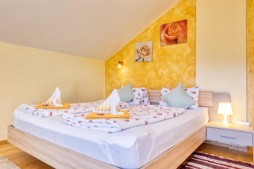 una camera da letto con un grande letto bianco con cuscini di Appartment Stiegler a Haus im Ennstal