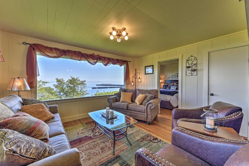 A seating area at Waterfront Home about 6 Mi to Olympic National Park!