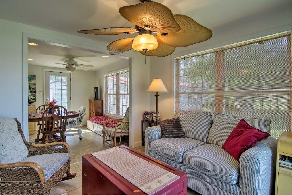 uma sala de estar com um sofá e uma ventoinha de tecto em Charming Painter Home with Chesapeake Bay Views em Exmore