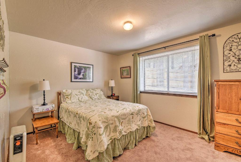 1 dormitorio con cama y ventana en Flagstaff Home with Back Deck - 5 Mi to Downtown, en Flagstaff