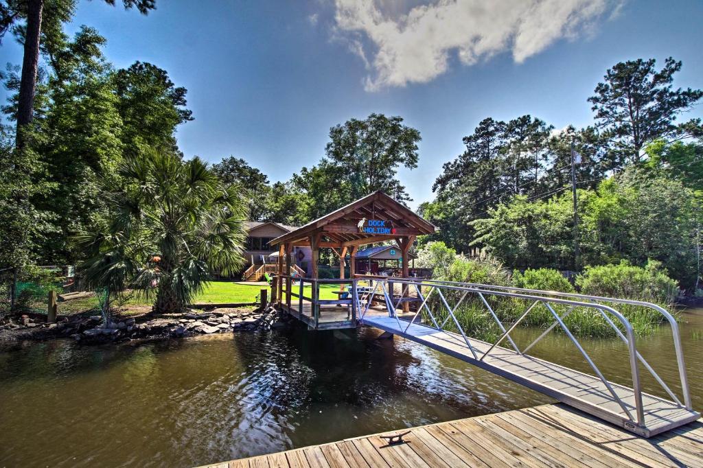 Waterfront Midway Home with Sunroom and Large Yard - Casa De Vacaciones