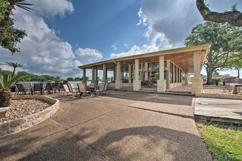 - un pavillon avec des chaises et des tables sur la terrasse dans l'établissement Lakefront Wallis Ranch with Private Beach and Patio!, à Wallis