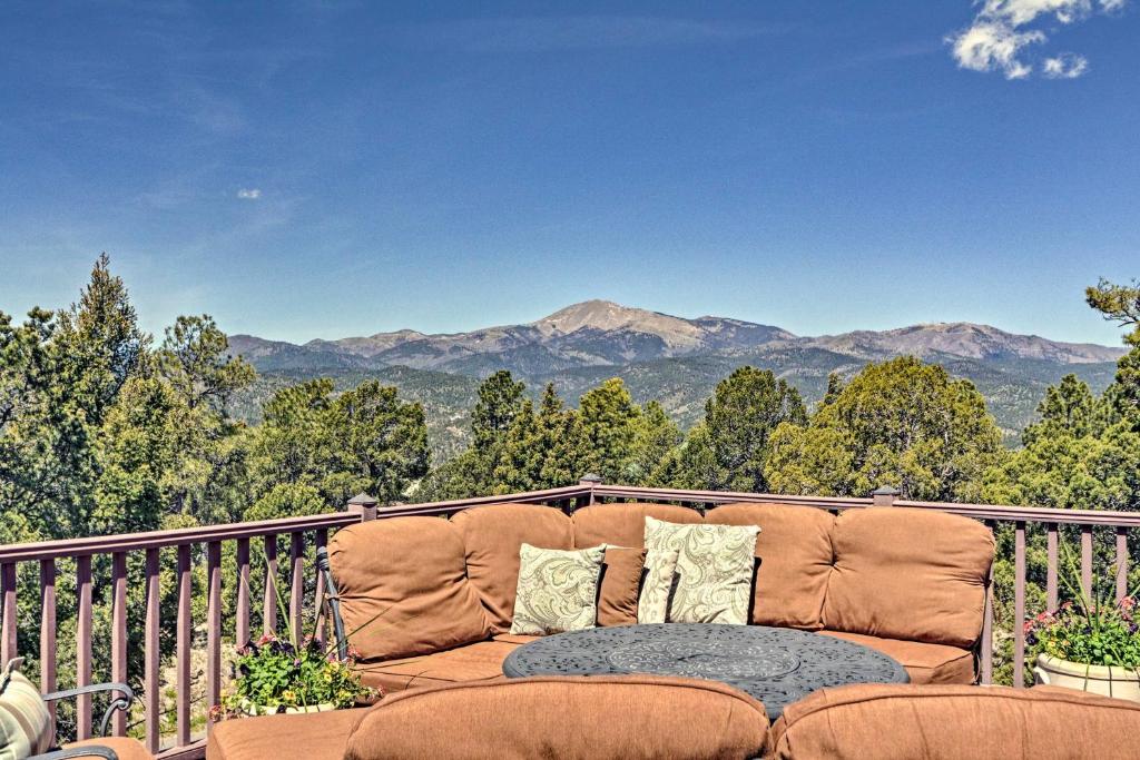 d'un canapé sur un balcon avec vue sur les montagnes. dans l'établissement Large Ruidoso Home with Stunning Views and Hot Tub, à Ruidoso