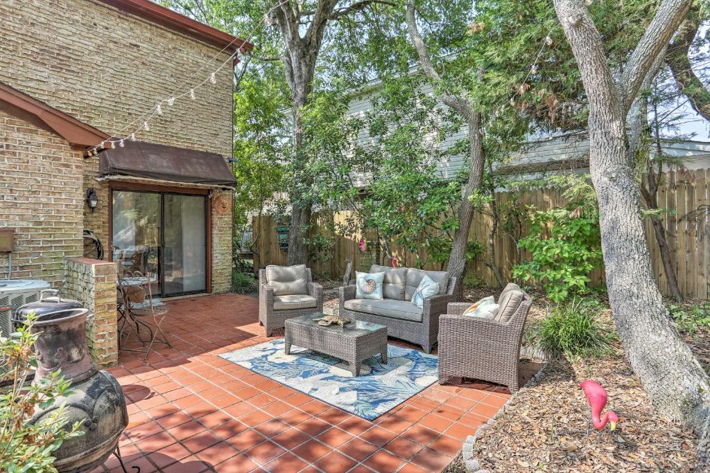 Κήπος έξω από το Walk to Ocean North Myrtle Beach Townhome!