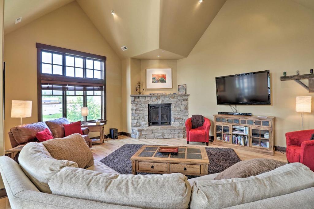 TV a/nebo společenská místnost v ubytování Downtown Condo Near Whitefish Resort and Lake!