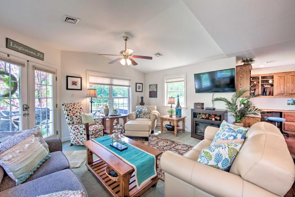 un salon avec un canapé et une table dans l'établissement 9 Mi to Midtown Harrisburg Cottage with Deck, à Harrisburg