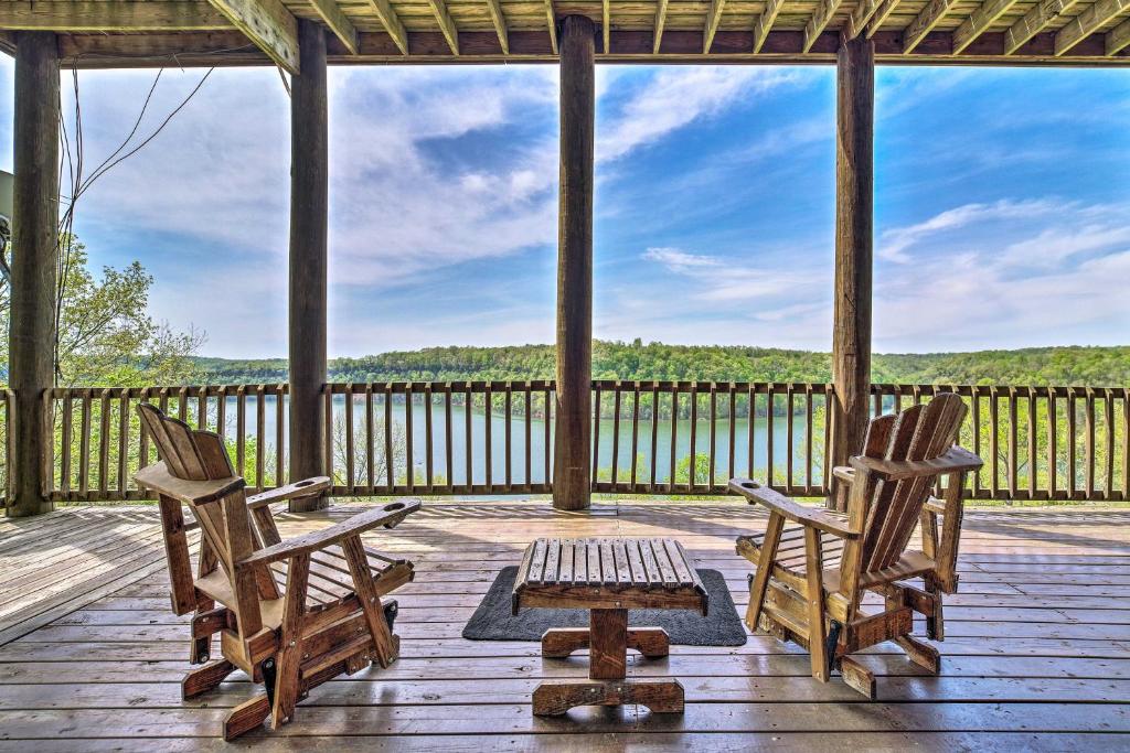 - une terrasse couverte avec 2 chaises, une table et un banc dans l'établissement Spacious Cabin on Dale Hollow Lake with Hot Tub!, à Albany