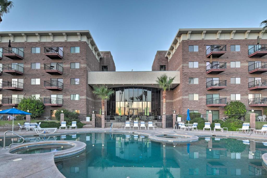una grande piscina di fronte a un edificio di Walk to Golf and Beach Queens Bay Resort Condo a Lake Havasu City