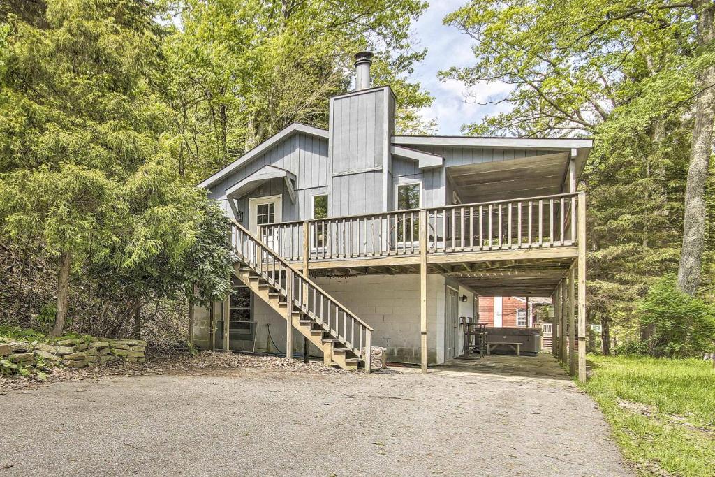 Deep Creek Lake Cottage with Hot Tub and Billiards!, Oakland (updated