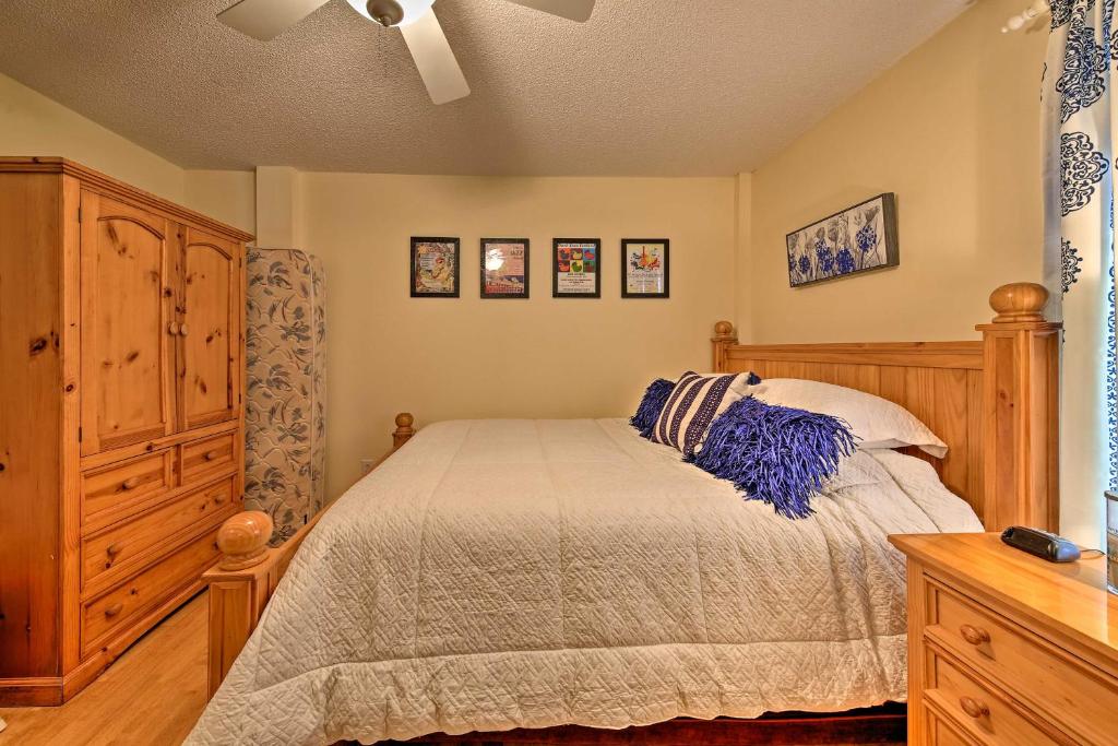 Voodi või voodid majutusasutuse Nags Head Apt with Patio - half Mile Walk to Beach! toas