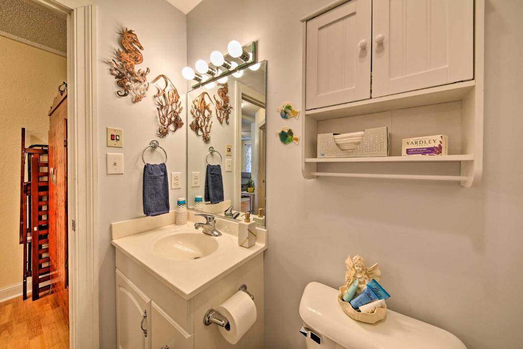 Vannituba majutusasutuses Nags Head Apt with Patio - half Mile Walk to Beach!