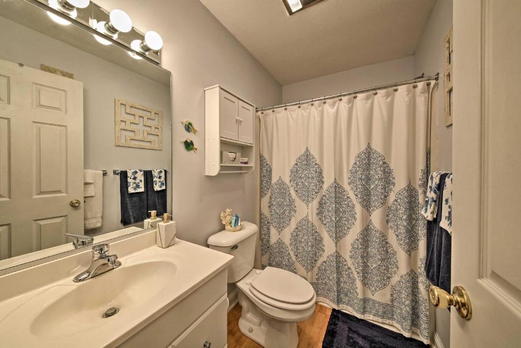 Vannituba majutusasutuses Nags Head Apt with Patio - half Mile Walk to Beach!