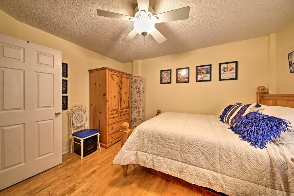 Voodi või voodid majutusasutuse Nags Head Apt with Patio - half Mile Walk to Beach! toas