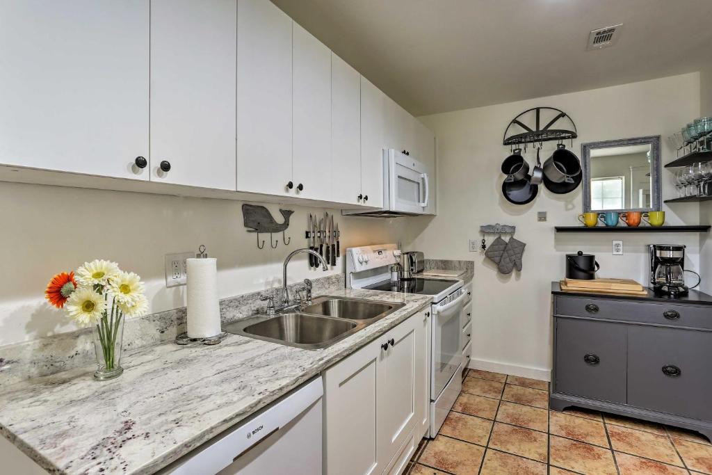 eine Küche mit weißen Schränken und einer Spüle in der Unterkunft Emerald Coast Getaway with Yard - Steps to Beach! in Santa Rosa Beach