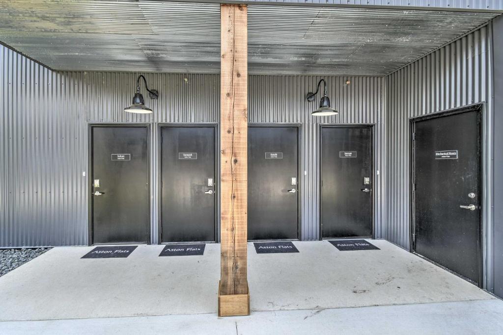 Modern Townhome with Deck half Mi to Elkhart Lake!, Elkhart Lake