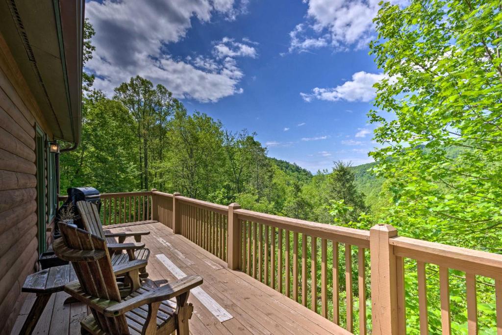 una terraza con 2 sillas y vistas al bosque en Secluded Lenoir Cabin 15 Mins to Blowing Rock, en Lenoir