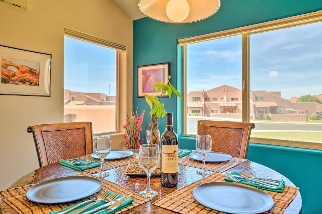 tavolo da pranzo con bottiglia di vino e bicchieri di Moab Townhome with Patio - 11 Mi to Arches NP! a Moab