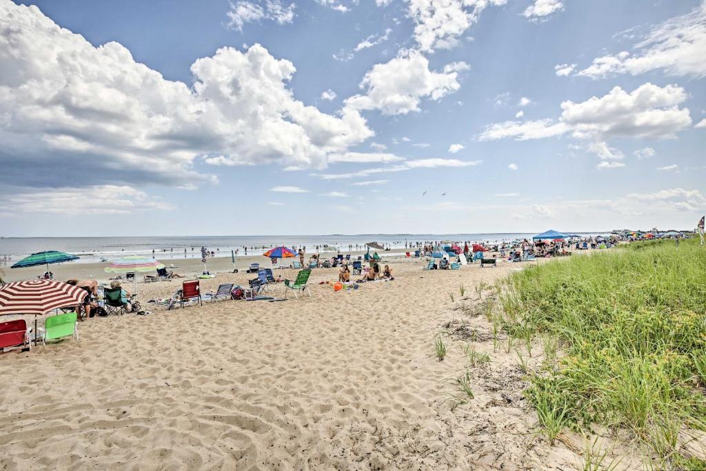 Old Orchard Beach Home with Patio Walk to Beach - Apartamento