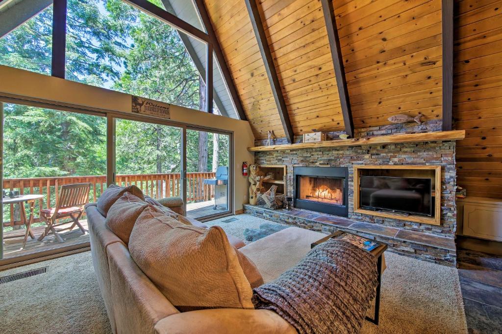אזור ישיבה ב-Luxe Lake Arrowhead Home with Game Room and Hot Tub