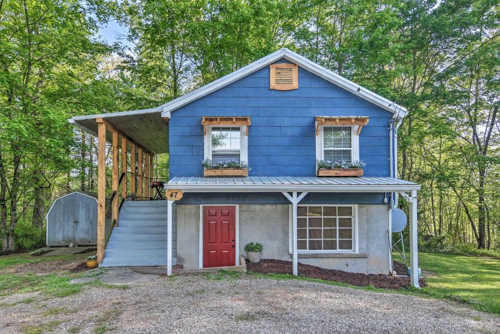 ein blaues Haus mit einer roten Tür und Fenstern in der Unterkunft Cozy Candler Cottage - 11 Mi to DT Asheville! in Candler