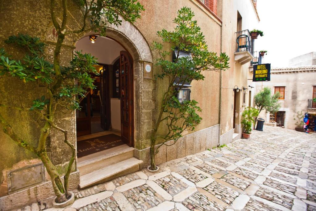 an entrance to a building with an archway on a street at Hotel Moderno in Erice
