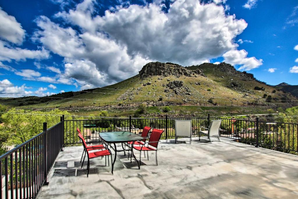 ラバ・ホット・スプリングスにあるContemporary Studio, Walk to Lava Hot Springsの山の景色を望むパティオ(テーブル、椅子付)