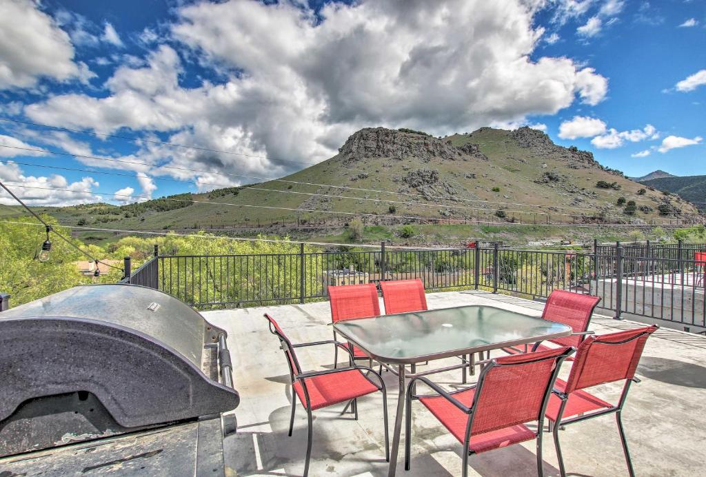 eine Terrasse mit einem Tisch, Stühlen und einem Grill in der Unterkunft Lovely Lava Hot Springs Studio, Walk to Pools in Lava Hot Springs