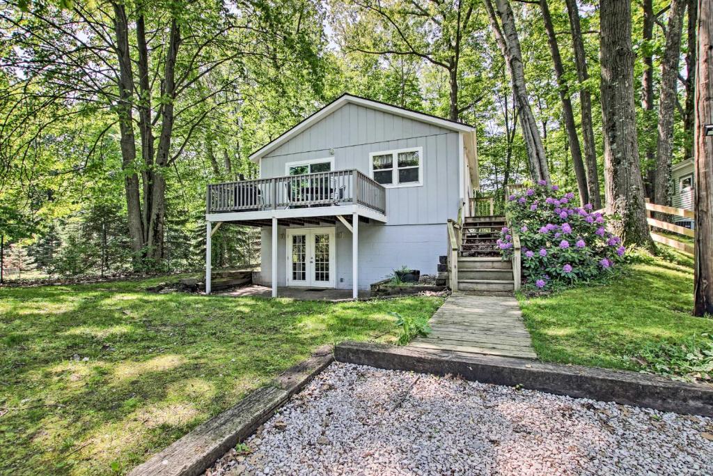 Ludington Cottage with Deck, Yard and Fire Pit!, Ludington (updated