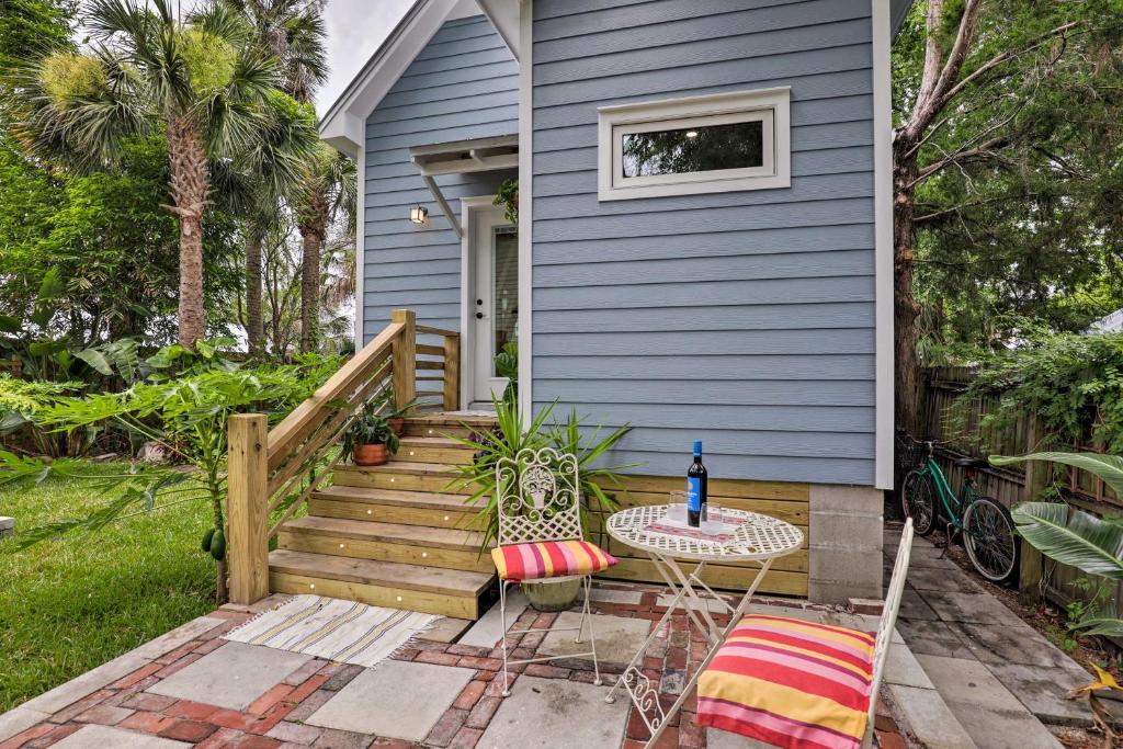 Casa azul con porche con mesa y sillas en Downtown St Augustine, The Lincolnville Loft en Saint Augustine