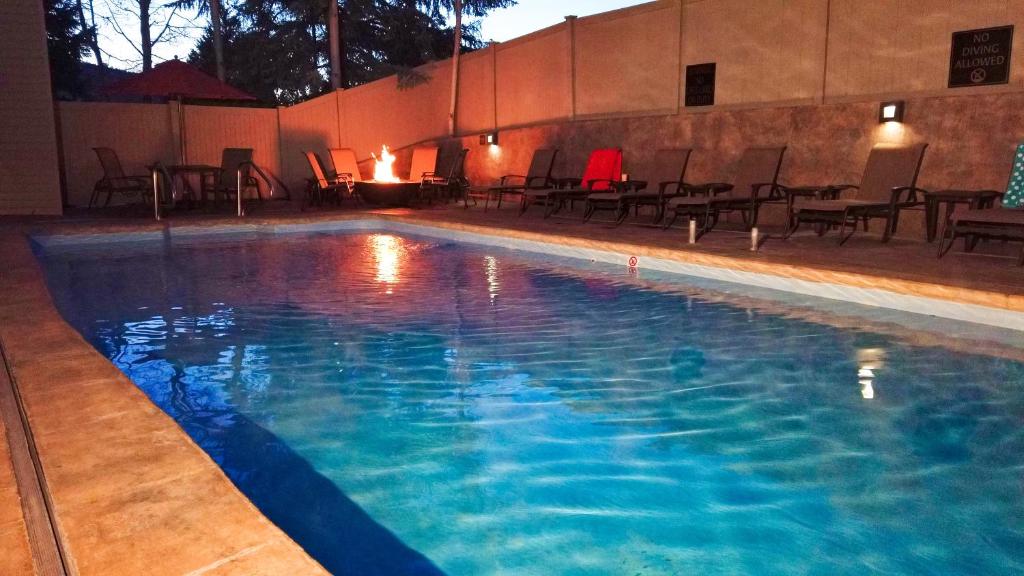 una grande piscina con sedie e tavoli in un edificio di The Christie Lodge – All Suite Property Vail Valley/Beaver Creek ad Avon