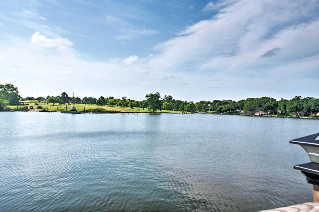 Waterfront Lake Home with Deck New Renovations!, Willis Updated