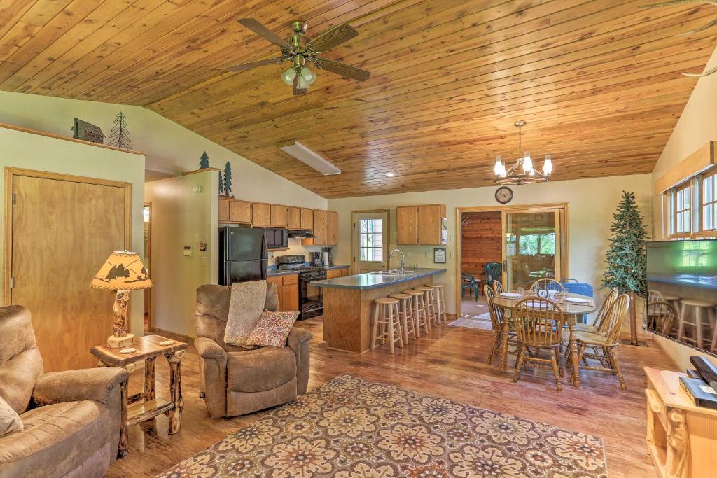 un soggiorno con cucina e una sala da pranzo di Family Cabin with Hot Tub and Patio - 9 Mi to Deadwood a Lead