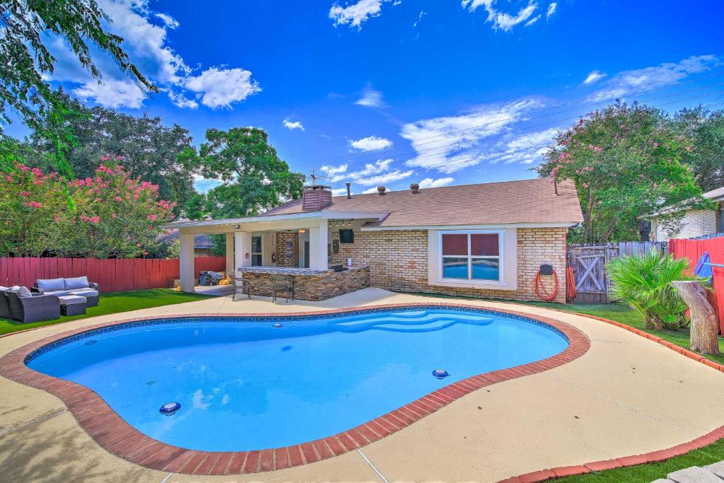 uma piscina em frente a uma casa em San Antonio Oasis with Hot Tub, Pool and Outdoor Bar! em San Antonio